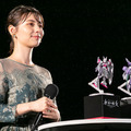 『機動戦士ガンダム 水星の魔女』主人公が遠隔操作でガンダムハンドの「両手でサムズアップ」に挑戦　メインキャスト2人がイベントに登場