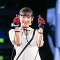 『機動戦士ガンダム 水星の魔女』主人公が遠隔操作でガンダムハンドの「両手でサムズアップ」に挑戦　メインキャスト2人がイベントに登場