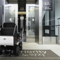 低速モビリティのWHILL「自動運転モビリティとエレベータの連携」を実現　自動運転でフロア移動の実証実験を成田空港で開始