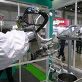小型気密缶とロボットが実現する「スマートカンガルー」 固形製剤工場の無人化
