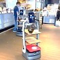 複数台運用を想定した配膳AIロボット「α8号機」 福岡空港内レストラン「SORAGAMIAIR」に先行導入