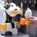 コネクテッドロボティクス「ソフトクリームロボット」新モデルを発売開始 コーンの自動供給機オプションを追加