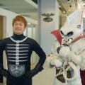 「打倒、仮面ライダー!」香取慎吾さんがショッカーのリーダーに  人材情報を可視化する「カオナビ」新TVCM イカデビルと共演