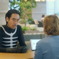 「打倒、仮面ライダー!」香取慎吾さんがショッカーのリーダーに  人材情報を可視化する「カオナビ」新TVCM イカデビルと共演