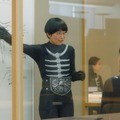「打倒、仮面ライダー!」香取慎吾さんがショッカーのリーダーに  人材情報を可視化する「カオナビ」新TVCM イカデビルと共演