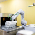 毎時1,400枚のトレイを無人洗浄するロボットシステム「crewbo トレイ system」を展示開始　チトセロボティクス