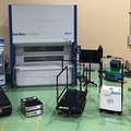 最小90cm幅の狭小通路も走行可！アルテックが車両本体からカスタマイズ可能な自律搬送ロボットを開発　高精度のナビシステム「ANT」と連携
