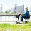 歩道を走れるスクーターをWHILLが新発売 「人生100年時代」のシニア向けモビリティ市場を開拓