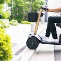 歩道を走れるスクーターをWHILLが新発売　「人生100年時代」のシニア向けモビリティ市場を開拓