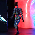 テスラが人型汎用AIロボット「オプティマス」試作機の稼働デモを初公開 イーロン・マスク氏が描くヒューマノイドの未来とは
