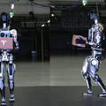 テスラが人型汎用AIロボット「オプティマス」試作機の稼働デモを初公開 イーロン・マスク氏が描くヒューマノイドの未来とは