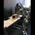 テスラが人型汎用AIロボット「オプティマス」試作機の稼働デモを初公開 イーロン・マスク氏が描くヒューマノイドの未来とは