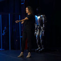 テスラが人型汎用AIロボット「オプティマス」試作機の稼働デモを初公開 イーロン・マスク氏が描くヒューマノイドの未来とは