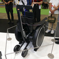 トヨタ、階段も登れる「自由」な電動車椅子「JUU」を国際福祉機器展2022で公開　車載部品活用で高信頼性とコストメリットを実現