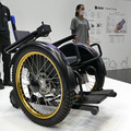 トヨタ、階段も登れる「自由」な電動車椅子「JUU」を国際福祉機器展2022で公開　車載部品活用で高信頼性とコストメリットを実現