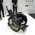 トヨタ、階段も登れる「自由」な電動車椅子「JUU」を国際福祉機器展2022で公開　車載部品活用で高信頼性とコストメリットを実現