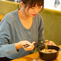 一風堂のラーメンをロボット自販機が調理、Pepperと配膳ロボットが連携　注文、調理、配膳、決済まで完全自動化めざす　ソフトバンクロボティクスのRI戦略