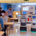 3台の配膳ロボットがぶつからずに店内を自動運転で行き交う仕事ぶりをデモで公開　ソフトバンクロボティクスのロボット制御システム