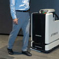 オカムラ 乾湿両用掃除機を載せて自律走行する掃除ロボット 濡れた床や店舗などの狭い通路にも対応
