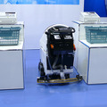 アマノとPreferred Robotics、自律移動小型床洗浄ロボット「HAPiiBOT」を発売 クラウド管理も可能に
