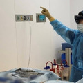 MR技術で熟練看護師の目線の動きを再現 看護師の「器械出し」習得を支援する「HoloMe」 メドトロニックと日立ソリューションズが開発