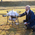 有線給電のドローン2機が連携して100時間連続飛行も　土砂やがれきの下の遭難者のスマホ位置の特定に成功　ソフトバンク、東工大、フタバ共同研究