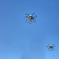 有線給電のドローン2機が連携して100時間連続飛行も　土砂やがれきの下の遭難者のスマホ位置の特定に成功　ソフトバンク、東工大、フタバ共同研究