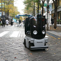 パナソニックの搬送ロボット「ハコボ」、丸の内でカプセルトイを自動販売中　2023年2月まで
