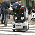 パナソニックの搬送ロボット「ハコボ」、丸の内でカプセルトイを自動販売中　2023年2月まで