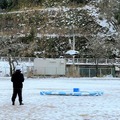 雪景色の中「カブッキー」のノベルティグッズを児童生徒に配送 小松市松東地区で「中山間地域におけるドローン配送」の実証実験
