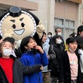 雪景色の中「カブッキー」のノベルティグッズを児童生徒に配送 小松市松東地区で「中山間地域におけるドローン配送」の実証実験