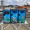 IoTゴミ箱「SmaGO」で街のゴミが減る ソーラー発電/圧縮/通信機能を搭載 海の大切さを伝える新デザイン、名古屋港水族館に設置