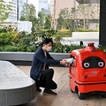 JR東日本とKDDI、配送ロボットがJR目黒MARCビル内の商品を回遊販売 オフィスワーカーにも弁当配送 都市OSとプラットフォームを連携