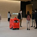 JR東日本とKDDI、配送ロボットがJR目黒MARCビル内の商品を回遊販売 オフィスワーカーにも弁当配送 都市OSとプラットフォームを連携