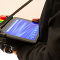 協働ロボットを含む産業用ロボットで安全機器付きタブレットへの置き換え進む　引き合いが急増するIDEC「セーフティコマンダ」の特長と利点