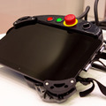 協働ロボットを含む産業用ロボットで安全機器付きタブレットへの置き換え進む　引き合いが急増するIDEC「セーフティコマンダ」の特長と利点
