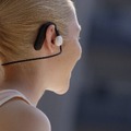 耳の前にスピーカーが浮くソニーのスポーツギア、オフイヤーヘッドホン『Float Run』2月発売　ソニーストアで先行展示中