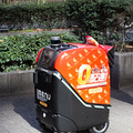 2台の5G自動配送ロボットが西新宿を快走！フードデリバリーと医薬品配送の自動化をめざす　川崎重工/KDDI/タケダ等6社が共同で