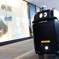 2台の5G自動配送ロボットが西新宿を快走！フードデリバリーと医薬品配送の自動化をめざす　川崎重工/KDDI/タケダ等6社が共同で