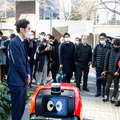 2台の5G自動配送ロボットが西新宿を快走！フードデリバリーと医薬品配送の自動化をめざす　川崎重工/KDDI/タケダ等6社が共同で