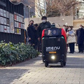 2台の5G自動配送ロボットが西新宿を快走！フードデリバリーと医薬品配送の自動化をめざす　川崎重工/KDDI/タケダ等6社が共同で