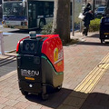 2台の5G自動配送ロボットが西新宿を快走！フードデリバリーと医薬品配送の自動化をめざす　川崎重工/KDDI/タケダ等6社が共同で