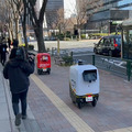2台の5G自動配送ロボットが西新宿を快走！フードデリバリーと医薬品配送の自動化をめざす　川崎重工/KDDI/タケダ等6社が共同で