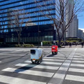 2台の5G自動配送ロボットが西新宿を快走！フードデリバリーと医薬品配送の自動化をめざす　川崎重工/KDDI/タケダ等6社が共同で