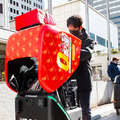 2台の5G自動配送ロボットが西新宿を快走！フードデリバリーと医薬品配送の自動化をめざす　川崎重工/KDDI/タケダ等6社が共同で