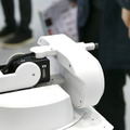 ロボティズ、カメラ付きアームでボタンを押せる配送ロボット「GAEMI（ケミ）」を2023年夏から日本国内展開