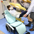 会話と抱っこで介護者負担を軽くするロボットや指圧ロボ、自動歯ブラシなど 東京ケアウィーク2023のロボット
