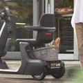 トヨタ 「歩く」をアシストするモビリティ「C+walk S」を発売　立ち乗り「C+walk T」、「C+pod」も一部改良