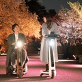 トヨタの給電車が新宿御苑の夜桜を彩る!「桜×動く電源」でお花見体験をアップデート『NAKED桜の新宿御苑2023』に協力 4/23まで