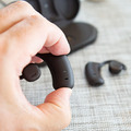 NTTの耳に差し込まないオープンイヤー型の完全ワイヤレスイヤホン「nwm MBE001」実機レビュー　本当に音漏れしない?